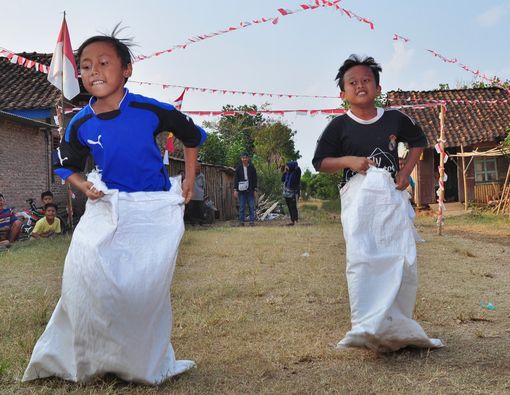 Pertolongan Pertama Kaki Keseleo Saat Lomba Balap Karung