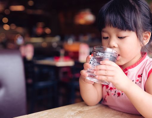 4 Tips agar Si Kecil Suka Minum Air Putih