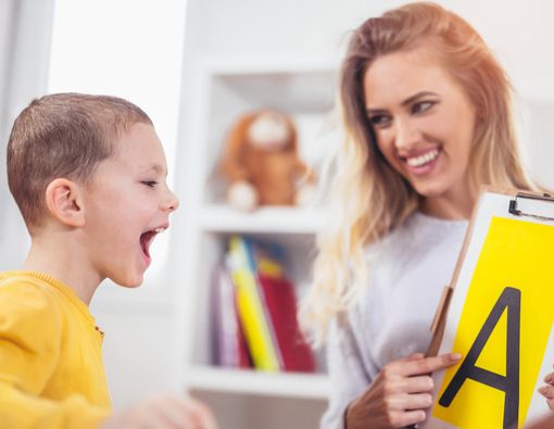 5 Tips Mengatasi Speech Delay pada Anak