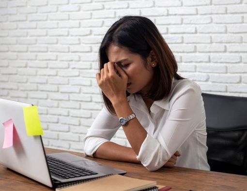 Cara Mengatasi Rasa Cemas Saat di Kantor