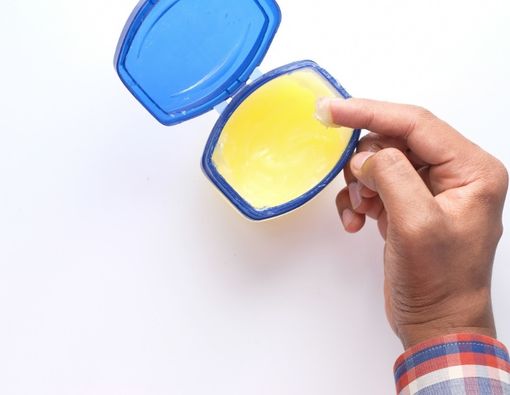 Mengoleskan Petroleum Jelly Setiap Malam Cegah Keriput?