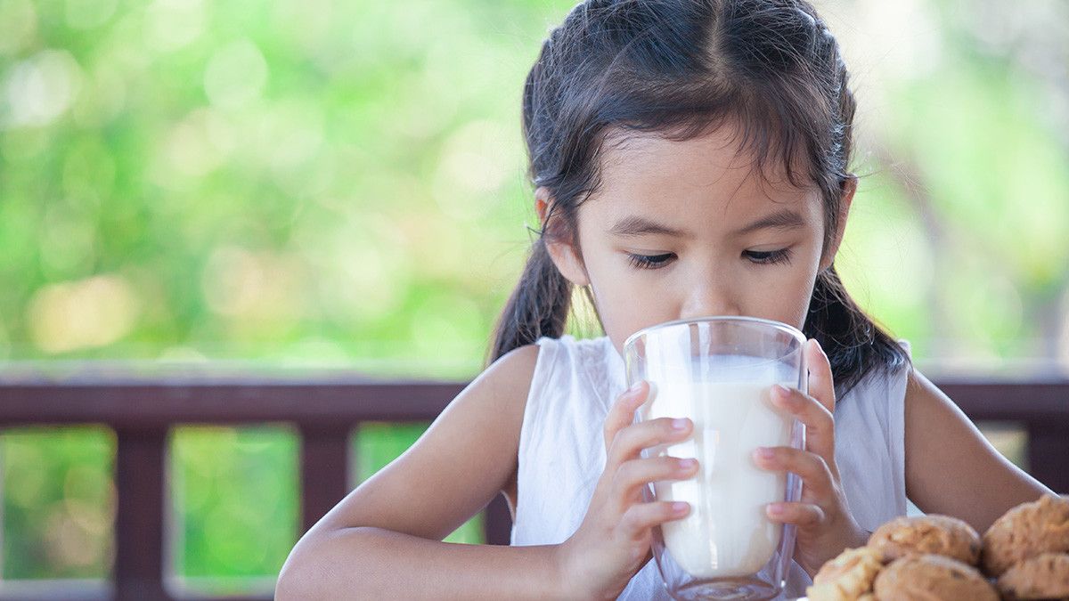 Minum Susu Setiap Hari, Benarkah Bermanfaat untuk Si Kecil?