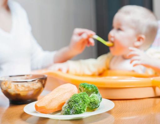 Memberi Makan Bayi di Malam Hari Bikin Cacingan? - KlikDokter