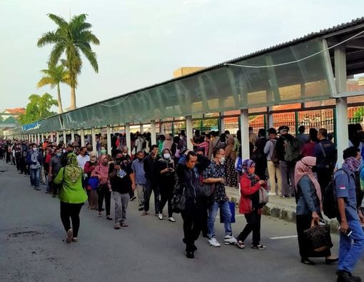 Antre Naik KRL pada Masa New Normal, Ini Beberapa Tips Amannya!