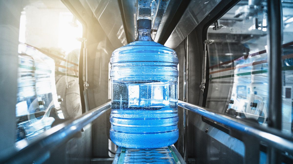 Sayangi Lingkungan dengan Air Galon Guna Ulang