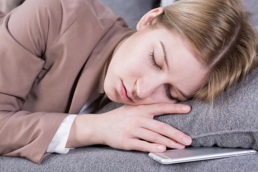 Jangan Letakkan Ponsel di Bawah Bantal Saat Tidur