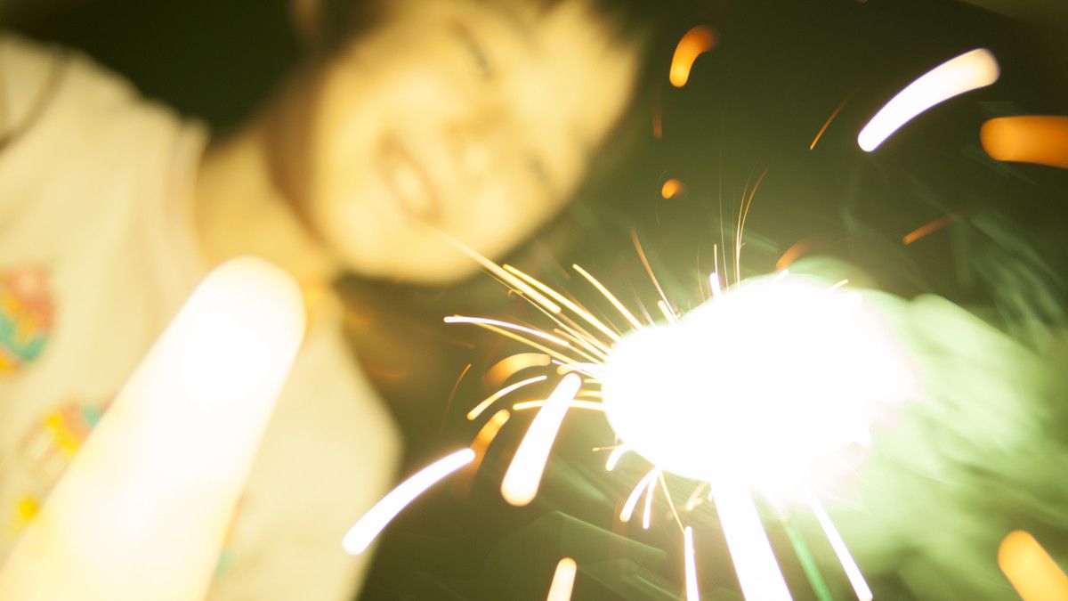 Pertolongan Pertama Saat Mata Terkena Percikan Kembang Api