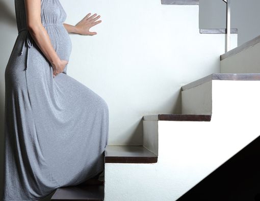 Naik Turun Tangga saat Hamil, Kapan Sebaiknya Boleh Dilakukan?