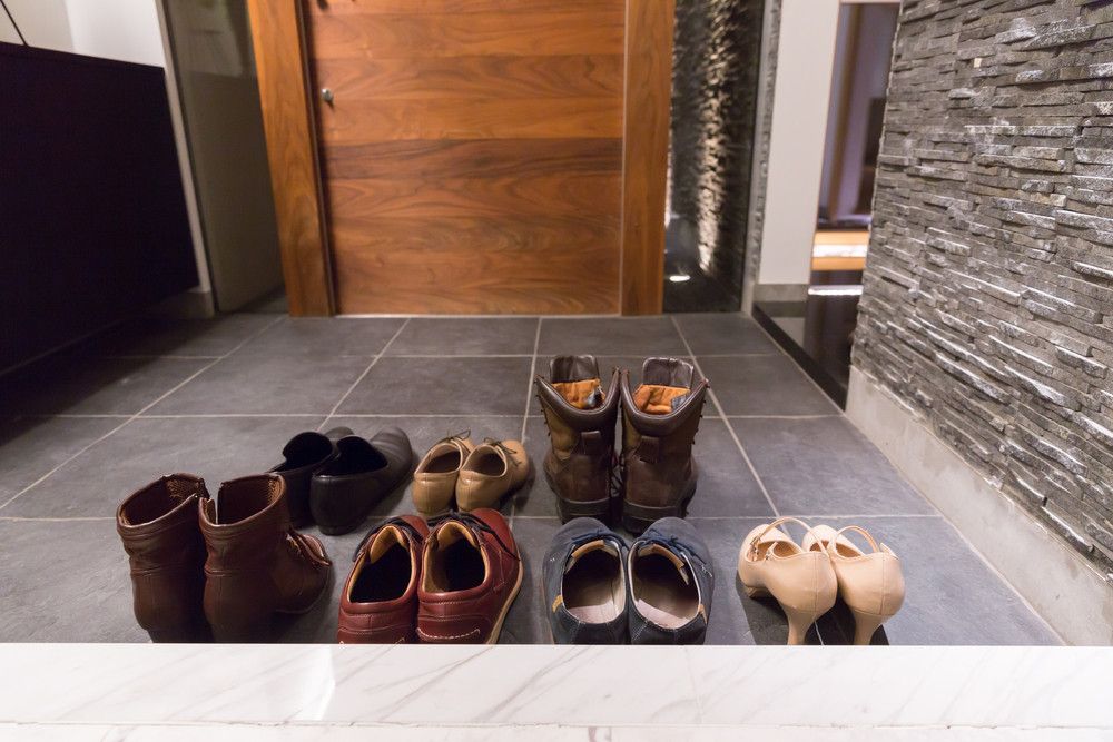 5 Alasan Mengapa Harus Melepas Sepatu Saat Masuk Rumah