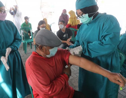 Amankah Vaksinasi COVID-19 Saat Berpuasa?