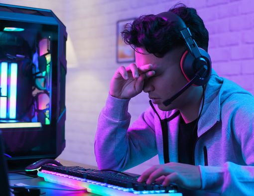 Solusi Mata Merah Akibat Main Game Terlalu Lama