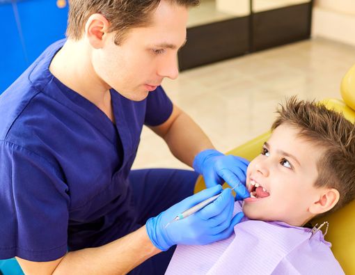 Gigi Susu Tak Kunjung Tanggal, Haruskah Dicabut?