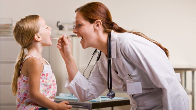 Perlukah ke Dokter Saat Anak Kena Radang Tenggorokan?