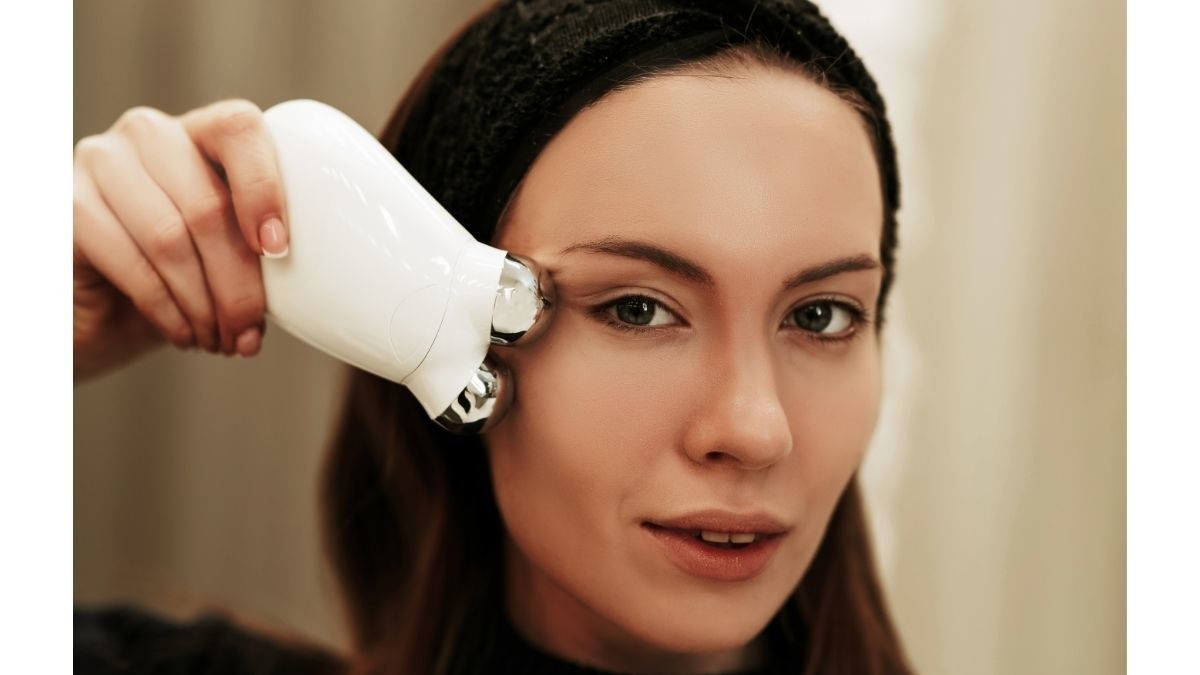 Jenis Alat Pijat Wajah dan Manfaatnya untuk Kecantikan