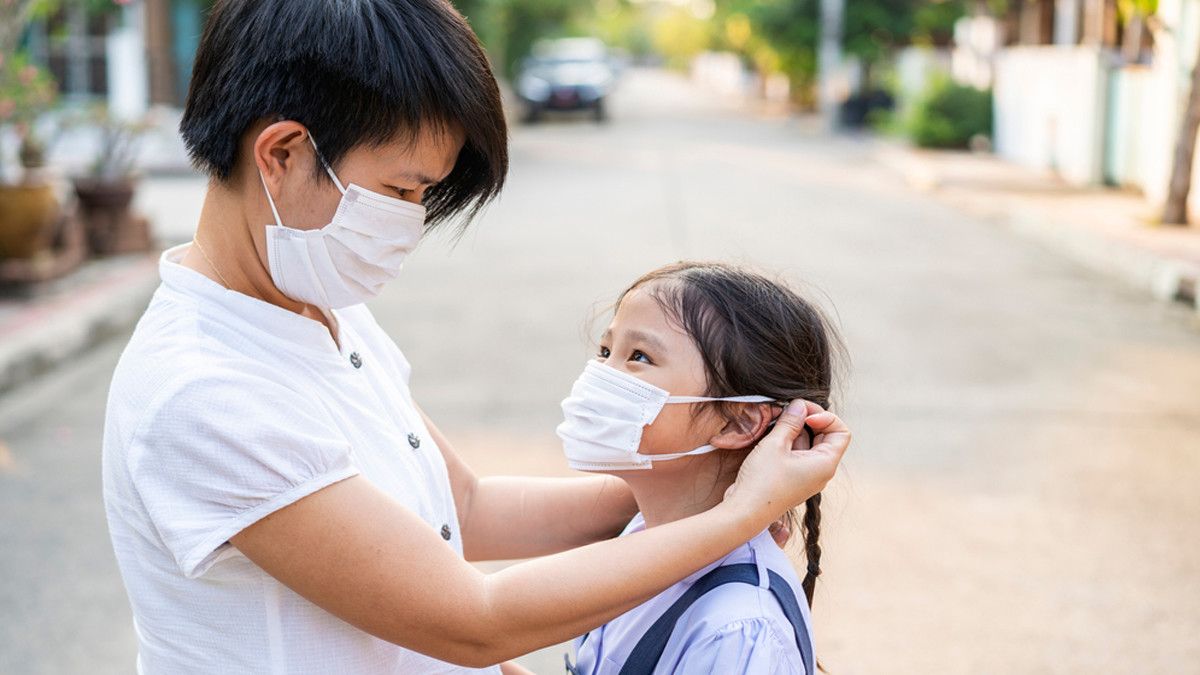 Tips Membujuk Anak Agar Mau Pakai Masker saat Keluar Rumah