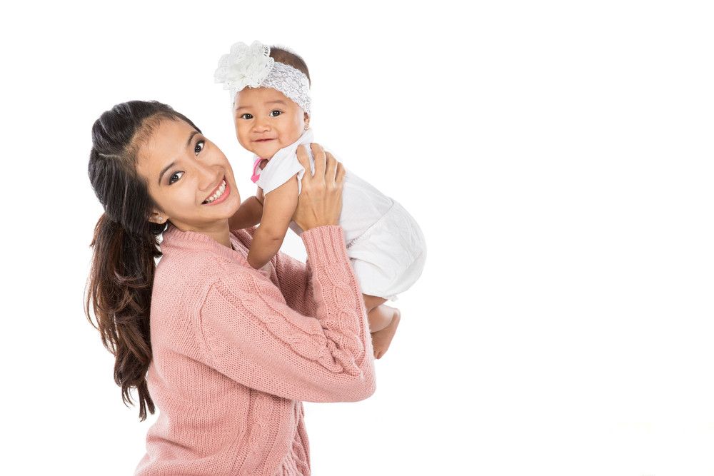 Benarkah Sering Digendong Bikin Bayi 'Bau Tangan'?