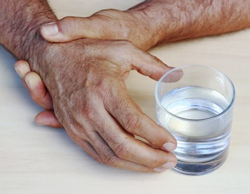 Kenali Perbedaan Kondisi Tremor dan Kejang