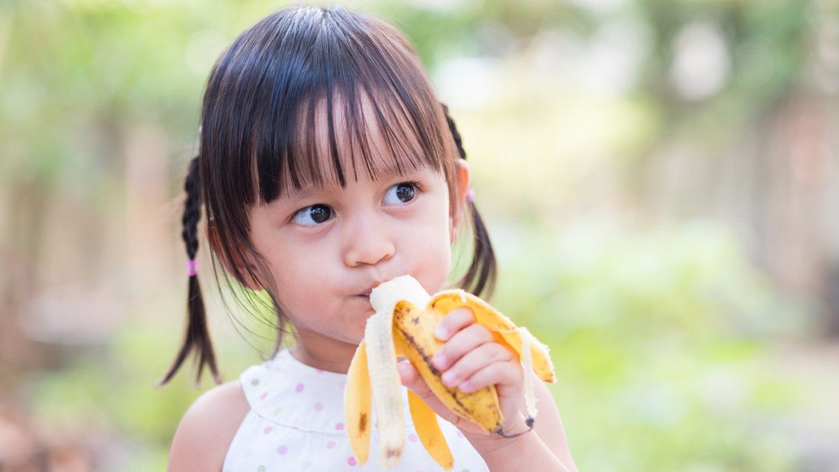 Anak sedang Memakan Pisang
