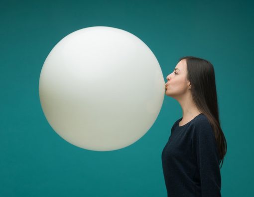 Meniup Balon dengan Mulut, Berbahaya atau Tidak?