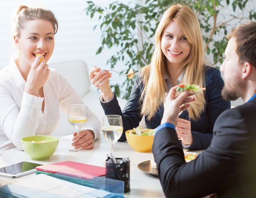 Mau Lebih Sehat? Hindari Kebiasaan Makan di Meja Kerja!