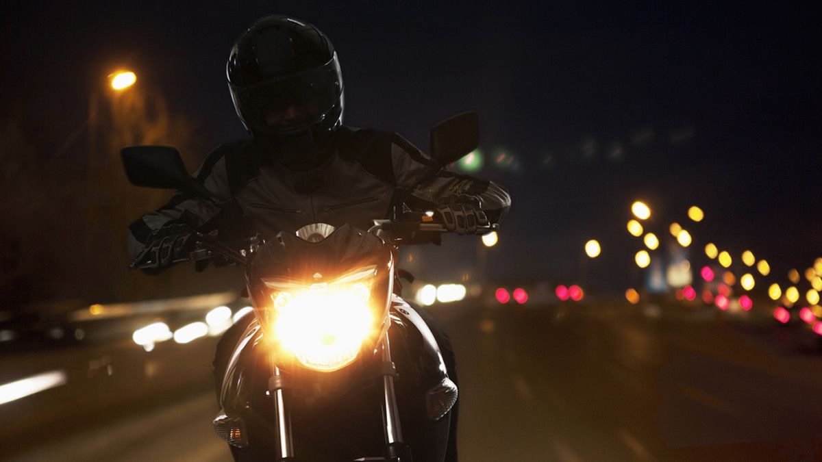 Sering Naik Motor Malam Picu Paru-Paru Basah, Mitos atau Fakta?
