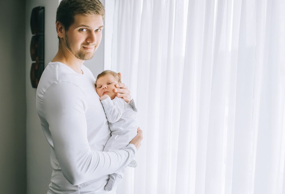 Ayah Pulang Kerja Langsung Gendong Bayi, Tularkan 5 Penyakit Ini