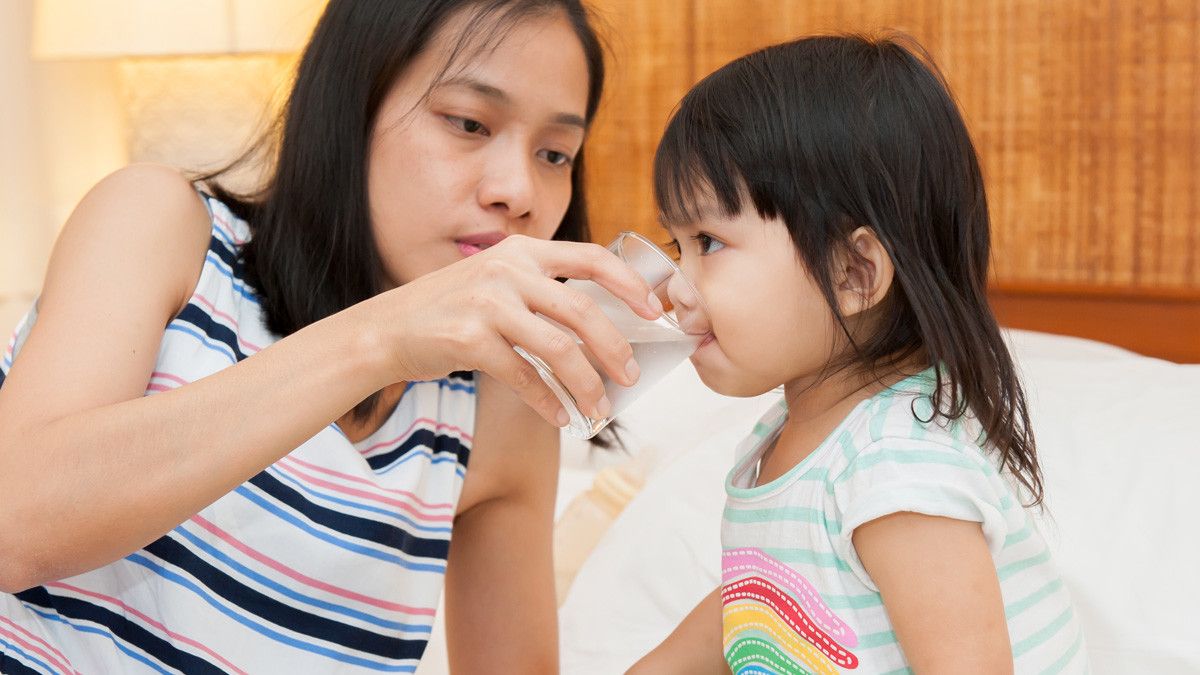Perhatikan Ini Sebelum Memberikan Si Kecil Air Minum
