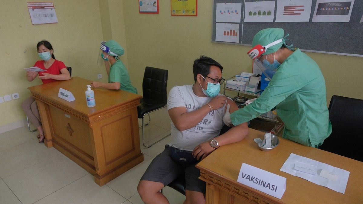 Kenapa Ada Orang yang Dapat Prioritas Vaksin Virus Corona?