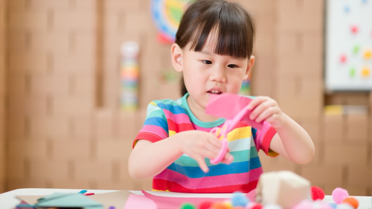Manfaat Menggunting untuk Tingkatkan Kemampuan Motorik Anak