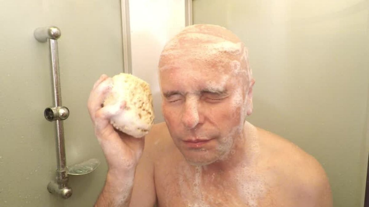 Alasan Orang dengan Kepala Botak Perlu Keramas