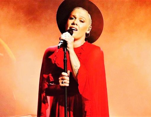 Penyanyi Pink Bagikan Pengalamannya Hadapi Virus Corona Bersama Anak