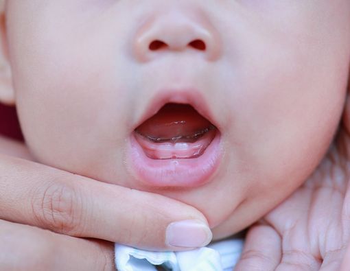Tips Menjaga Kesehatan Gigi Bayi