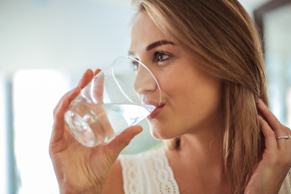 Minum Air yang Mengandung Mikroplastik, Bahayakah?