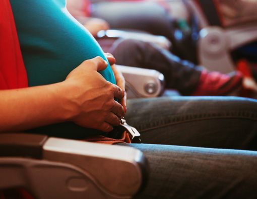 Turbulensi Saat Naik Pesawat, Berbahayakah bagi Ibu Hamil?