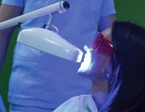 Mengatasi Gigi Sensitif dengan Laser