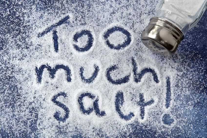 Sederet Bahaya Terlalu Banyak Makan Garam bagi Kesehatan