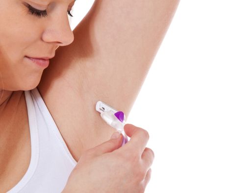 Mencukur vs Mencabut Bulu Ketiak, Mana Lebih Baik?