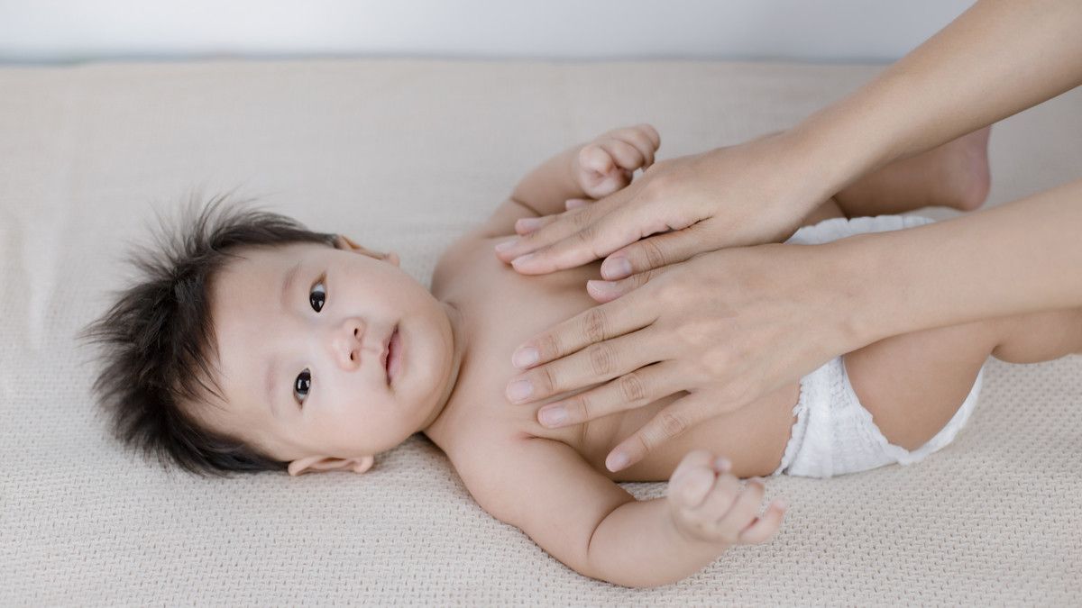Untung-Rugi Pijat Bayi dengan Minyak Zaitun