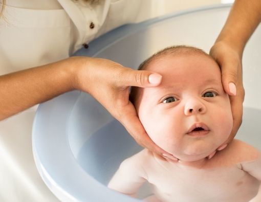 Tips Membersihkan Daki di Tubuh Bayi