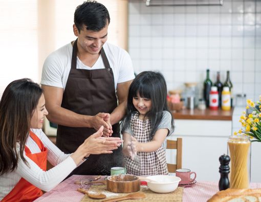 Berbagai Manfaat Masak Bersama Anak di Akhir Pekan