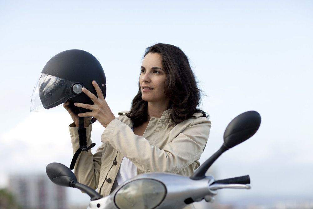 Tips Rambut Sehat Meski Sering Pakai Helm