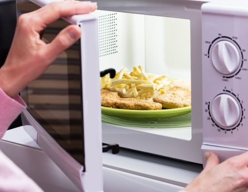 Menghangatkan Makanan dengan Microwave Bisa Sebabkan Kanker, Benarkah?