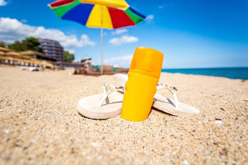 Tangkis Sinar Matahari, Pilih Payung atau Lotion SPF?