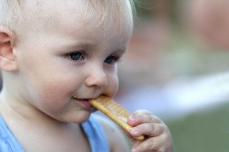 Mengenalkan Si Kecil Pada Cemilan Sehat