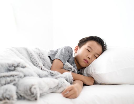 Tips Membiasakan Anak Tidur di Kamar Sendiri