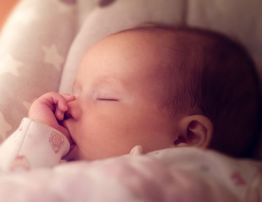 Mana Lebih Baik, Bayi Mengisap Jempol atau Pakai Empeng?