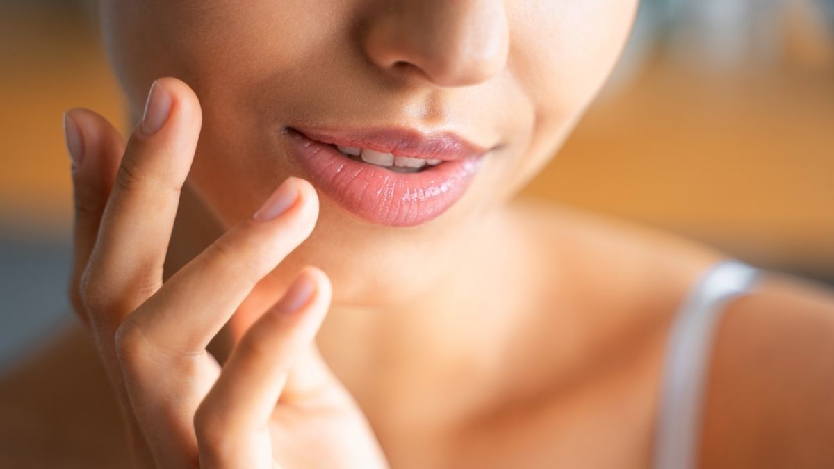 Cara Menebalkan Bibir dengan Sedot Botol, Amankah?