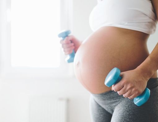 Manfaat Olahraga Angkat Beban saat Hamil