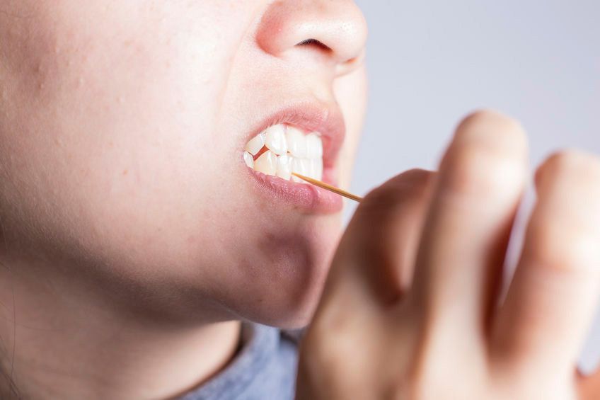 Dampak Negatif dari Pemakaian Tusuk Gigi