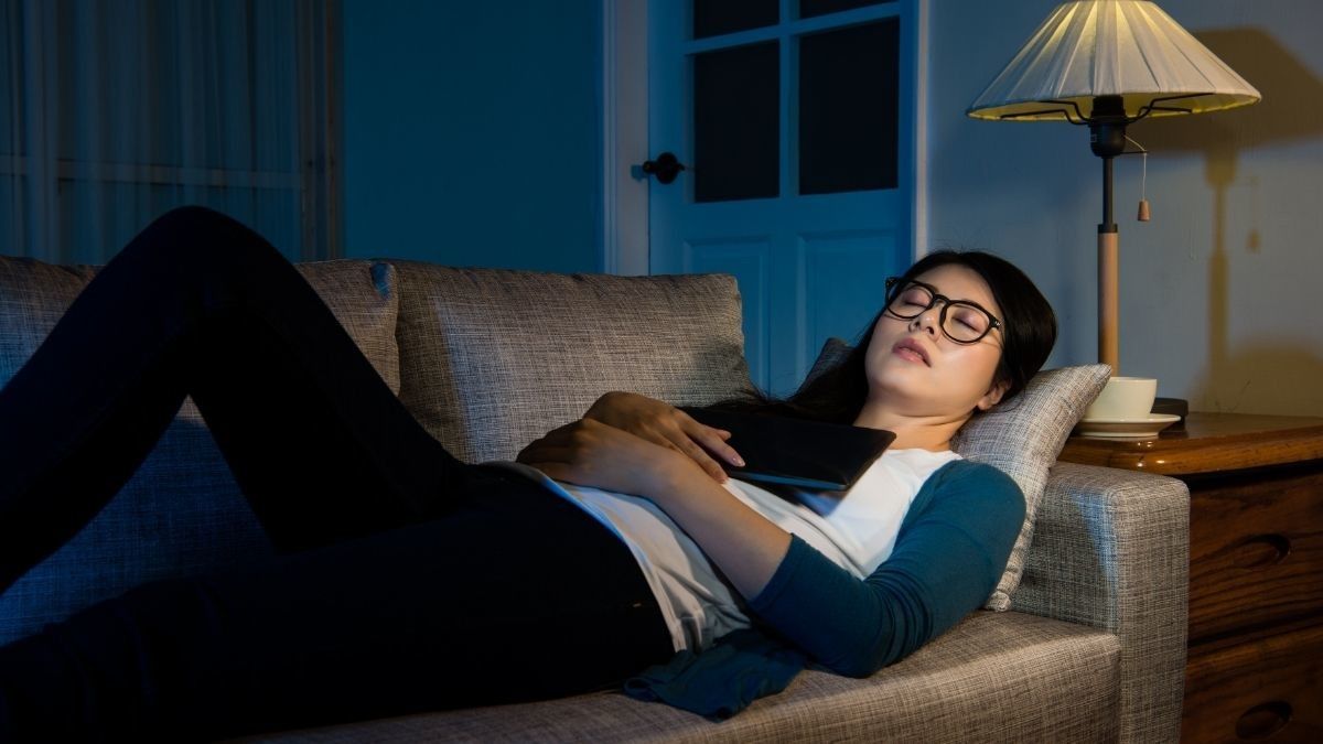 Dampak Buruk Akibat Keseringan Tidur di Sofa